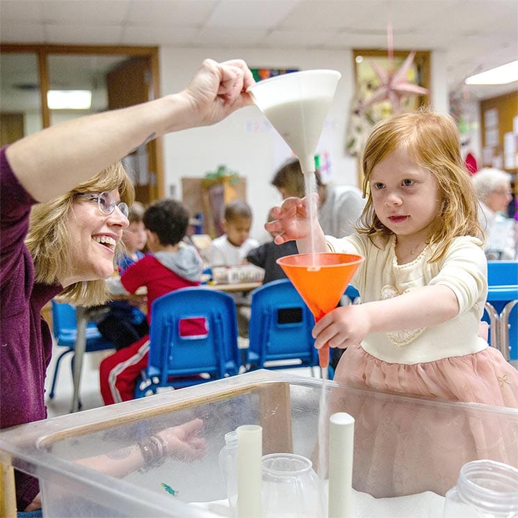 pre-k-k-teacher-experiment2 Teacher and student learn through experimental play